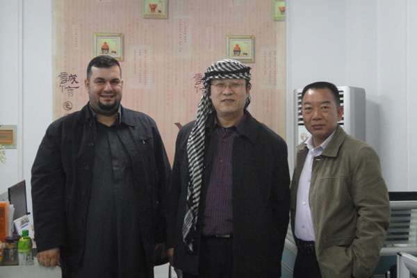 伊拉克客商盛贊數(shù)控壓力機(jī)，贈(zèng)阿拉伯頭巾